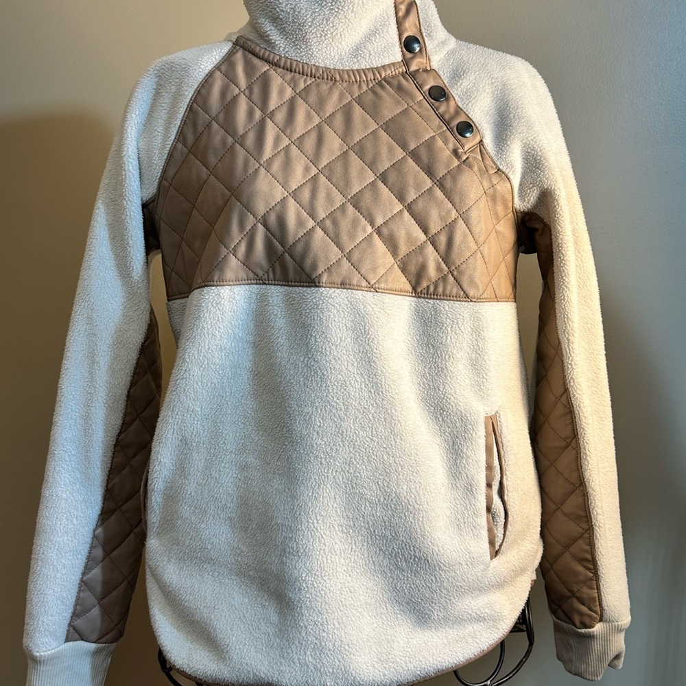 Abercrombie & Fitch Cream and Tan Quilted Sweater